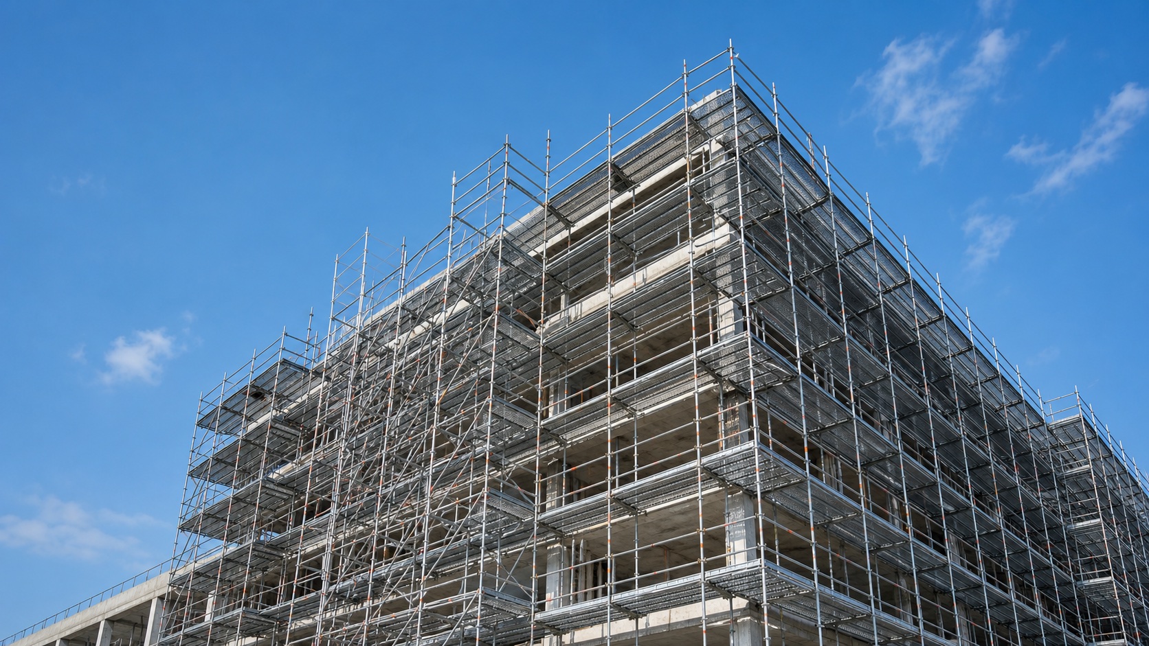 Multi-storey building with complete facade scaffolding